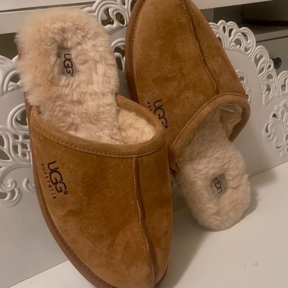 Ugg’s gorgeous means slippers with fur inside in very good condition and clean. - Picture 4 of 12